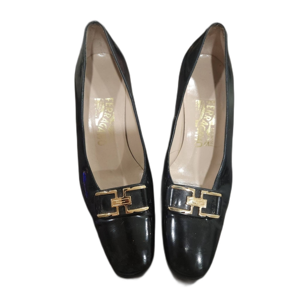 Salvatore Ferragamo• Vintage black and gold close toed heel. Sz 7.5